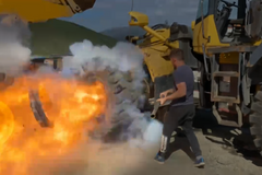 Výbušné sundávání pneumatik z buldozeru. Takhle to dělají v Rusku