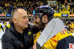 Litvínovský trenér Vladimír Kýhos a útočník Samson Mahbod slaví záchranu v hokejové extralize 2019/20