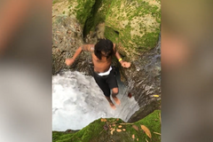 Dva muži na Jamajce skočí do prohlubně vodopádu a zmizí