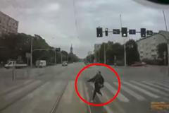 Žena vběhla na přechodu přímo před rozjetou tramvaj. Zabrzdit už nešlo