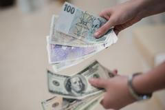 Ilustrační foto, peníze, hotovost, bankovky, Euro, Dolar, Česká koruna, Kč, směna