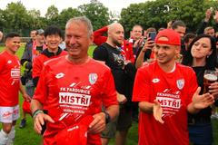 Fotbalisté Pardubic slaví postup do první ligy