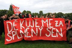 Fotbalisté Pardubic slaví postup do první ligy