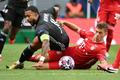 Memphis Depay a Joshua Kimmich v semifinále LM Bayern - Lyon