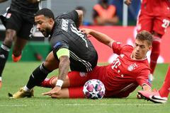 Memphis Depay a Joshua Kimmich v semifinále LM Bayern - Lyon