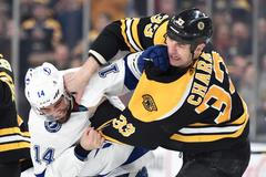 NHL 2019/20, Boston - Tampa Bay: Zdeno Chára v pěstním souboji s Patrickem Maroonem