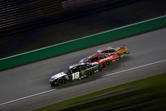 Američtí piloti Noah Gragson a Harrison Burton po kolizi v závodě NASCAR