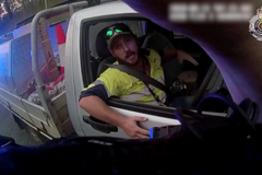 Silniční kontrola zastavila australana, kterého kousl had