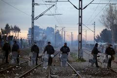 Policie stráží řecko-makedonskou hranici nedaleko města Idomeni.