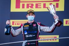 Louis Delétraz slaví na stupních vítězů závodu F2 v Mugellu 2020