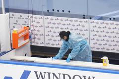 Desinfekce střídaček před zápasem Bostonu Bruins v play off 2020