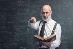 Přísný, starý, konzervativní učitel, tabule, frontální výuka, výklad