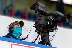 Kameraman s rouškou na ochranu proti koronaviru v zápase 23. kola první ligy Teplice - Liberec.