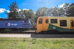 Železnice, doprava, zastávky, nádraží, koleje, vlak - ilustrační foto