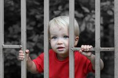 Rodič ve vězení, dítě, mříže, vězení