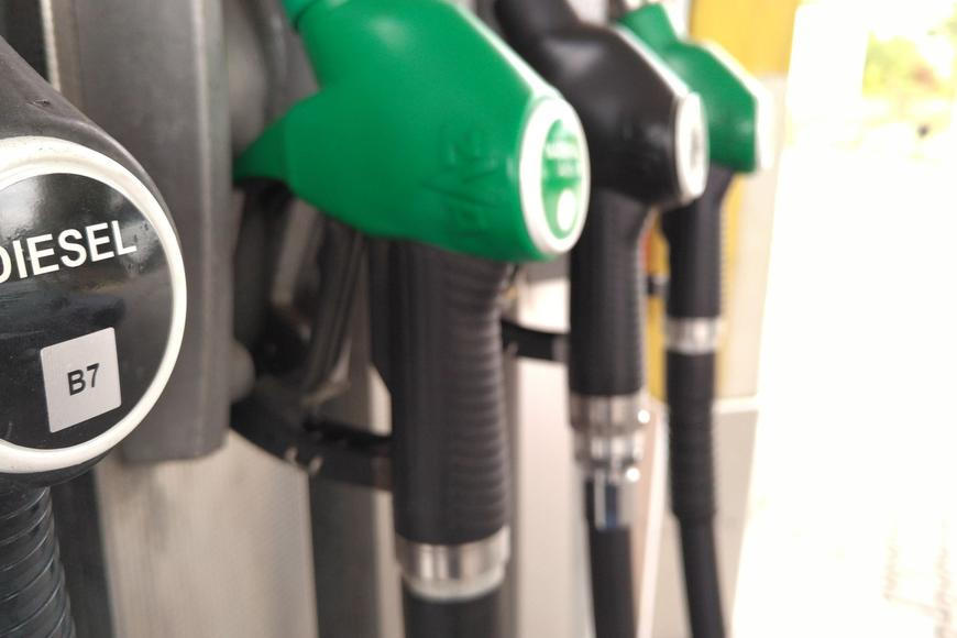 Ceny benzinu klesly na čtyřleté minimum, zlevňuje i nafta