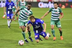 3. kolo Fortuna:Ligy 2020/21, Olomouc - Bohemians: David Houska (v modrém) v souboji s Ibrahimem Keitou a Josefem Jindřiškem