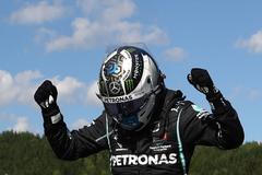 Valtteri Bottas z Mercedesu slaví triumf v GP Rakouska F1 2020