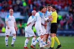 fotbal, kvalifikace ME 2020, Wales - Slovensko, hráči Slovenska a rozhodčí Felix Zwayer