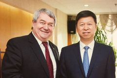 Vojtěch Filip s vedoucím Mezinarodniho oddělení ÚV KS Číny Sung Tchaem v Pekingu 2016