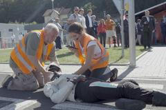Auto naoko srazilo motorkáře. Jeho posádka pak přes video zachraňovala zraněným život
