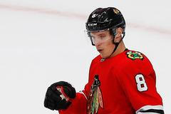 Dominik Kubalík z Chicaga (8) slaví gól v zápase s Edmontonem