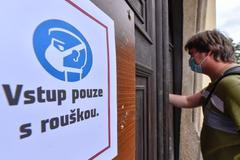 Čísla rostou, vláda přitvrzuje. Spasí nás roušky? Duel lékařů ve speciálu DVTV