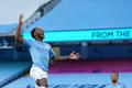 Raheem Sterling z Manchesteru City slaví branku v duelu s Liverpoolem