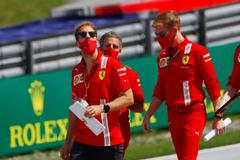 Sebastian Vettel s členy týmu Ferrari na obhlídce Red Bull Ringu před Velkou cenu Rakouska formule 1