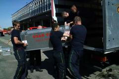 Ještě vodu, sušenky a rychle do Bejrútu. Jak se čeští záchranáři chystali na pomoc