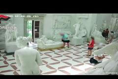 Muž z Rakouska poškodil při focení selfie vzácnou sochu