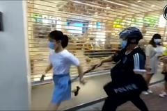 Policie v Hongkongu tvrdě zasáhla proti 12leté dívce