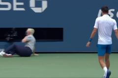 Srbský tenista Novak Djokovič trefil čárovou rozhodčí. Z US Open ho vyloučili
