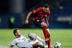 Jakub Pešek a Liam Cooper v zápase Ligy národů Česko - Skotsko