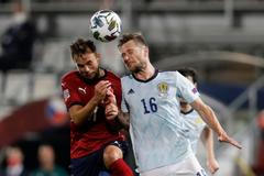 Lukáš Budínský a Liam Cooper v zápase Ligy národů Česko - Skotsko