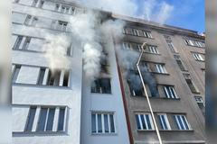 Ve Strojnické ulici v pražských Holešovicích po výbuchu hořely dva byty. Jeden člověk zemřel