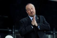 Rafael Benítez "sleduje" zápas zády ke hřišti