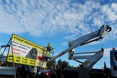 Odstraňování nelegálních billboardů v Radlické ulici. Dan Materna, MAFRA