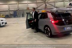Elon Musk a šéf VW Herbert Diess se spolu projeli v elektromobilu Volkswagen ID.3