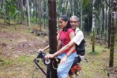 Motorový výtah do korun stromů. Sestrojil ho indický farmář, vyjede až do 24 metrů