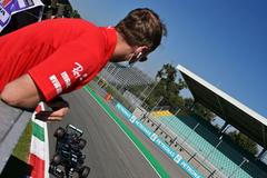 Pilot Ferrari Sebastian Vettel sleduje, jak Lewis Hamilton v Mercedesu víětzí v kvalifikaci na Velkou cenu Itálie formule 1 2020