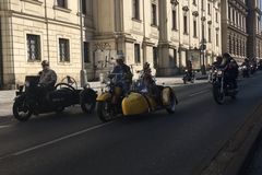 Centrem Prahy projely stovky motocyklů Harley-Davidson