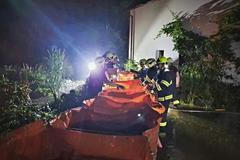 hasiči odčerpávání vody povodně záplavy