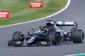 Lewis Hamilton v Mercedesu vyhrál v GP Británie 2020 i s defektem pneumatiky