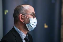 Roušky jsou na ulici povinné, i když jste na ní sam, řekl Blatný