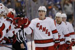 Martin Nečas z Caroliny slaví gól