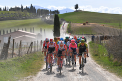 Cyklisté při závodu Strade Bianche