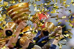 fotbal, francouzský Ligový pohár 2019/2020, hráči Paris St. Germain s trofejí