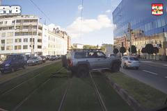 Řidič s terénním autem uvízl na tramvajovém pásu. Brňanům ho poškodil, trest ho nemine