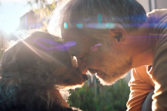 Ivan Trojan se před kamerou mazlí s pejskem. Celebrity pomáhají vybírat peníze pro zvířata